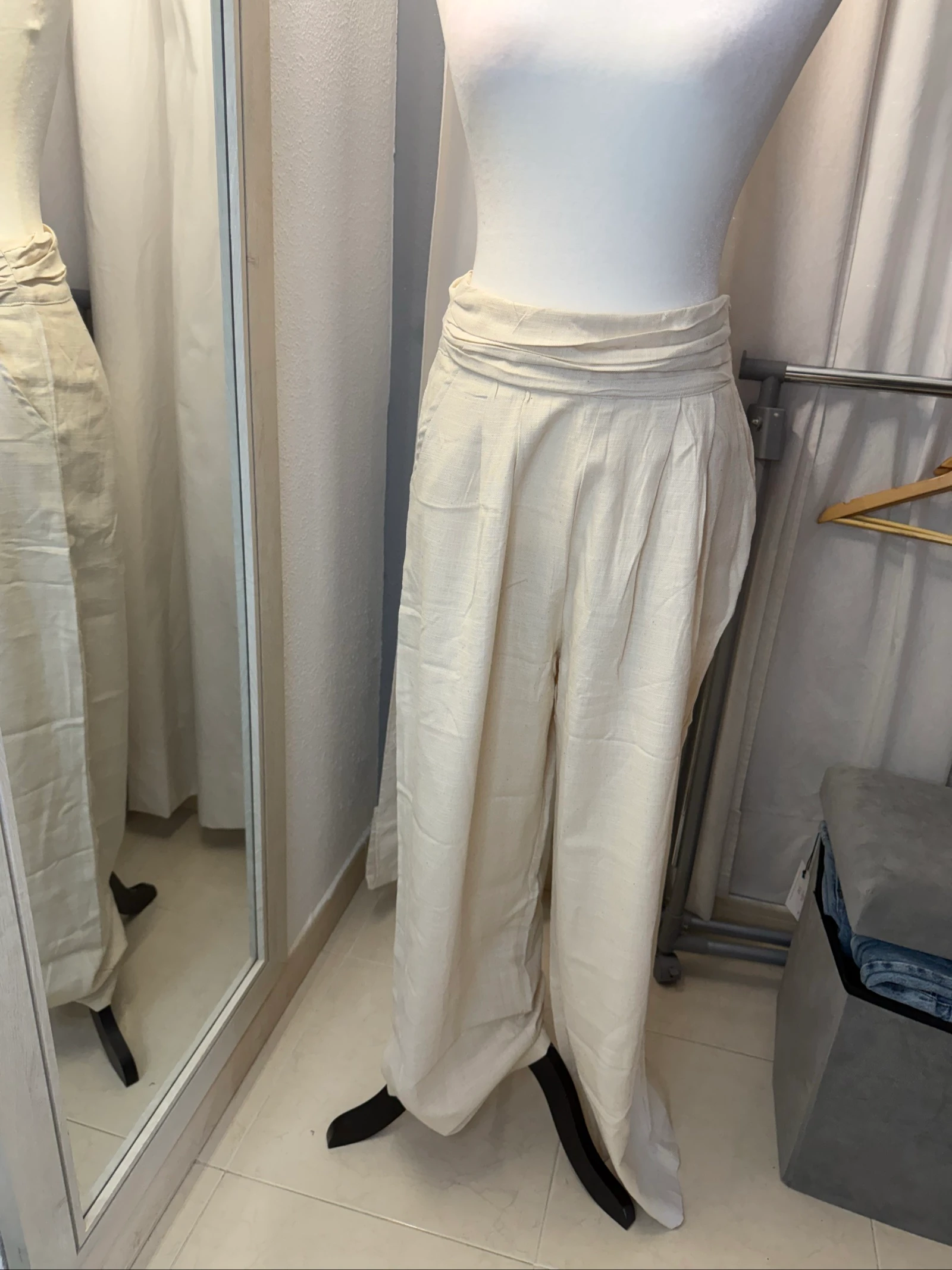 Pantalón largo ancho plisado cintura alta color beig 